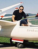 Zdzisław Borawski przy szybowcu