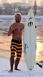 Jacek Gadzinowski z deską surfingową